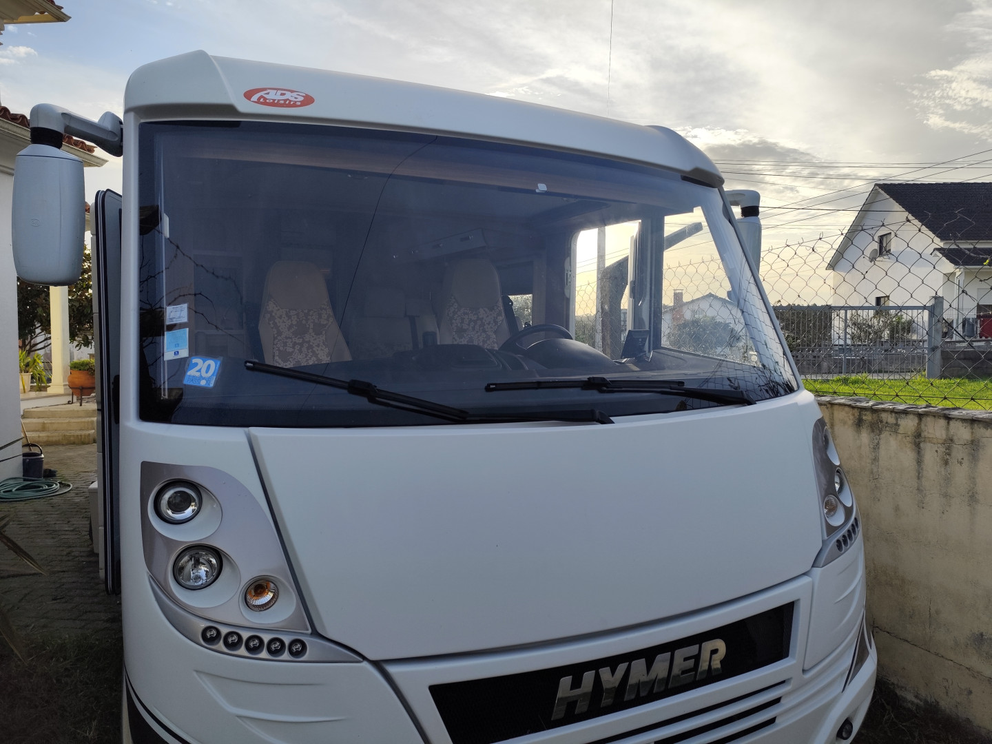 HYMER Classic I 698 suspensão pneumática (CAMA CENTRAL E BASCULANTE)